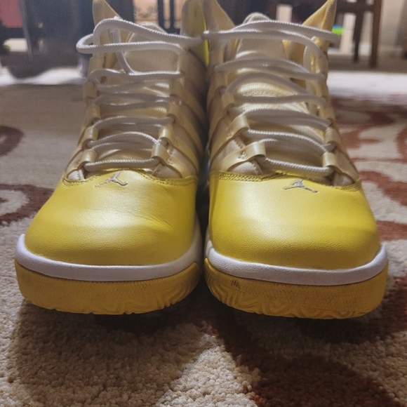 Jordan max aura yellow no box but will put in a different box a little beat - Picture 1 of 5